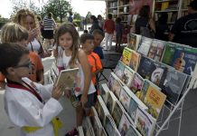 La librería rodante "Book Truck" recorrerá las calles de Estados Unidos para visitar decenas de escuelas de educación primaria, con especial atención a aquellas con programas bilingües de doble inmersión, con ejemplares en español para fomentar la lectura en este idioma.  