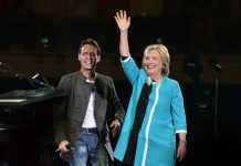 El músico Marc Anthony (i) junto a Hillary Rodham Clinton durante un concierto en el American Airlines Arena de Miami, Florida el viernes 2 de octubre.