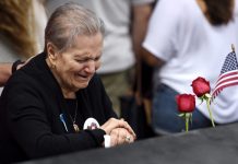 Un bombero observa el nombre de un ser querido en el monumento a las víctimas del 11S en el Memorial del 11S en Nueva York.