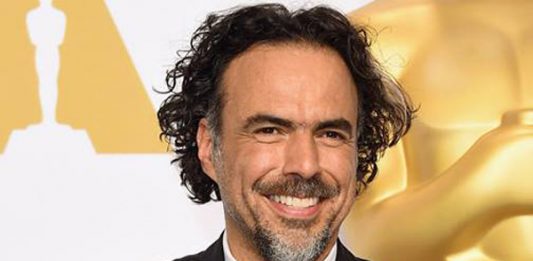 Alejandro González Iñárritu habla durante la presentación de "Carne y Arena".