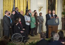 El presidente Barack Obama se emociona durante su dircurso para mejorar el control de la venta de armas en el país tras presentar un conjunto de medidas ejecutivas para tratar de evitar que, como ocurre ahora, 30.000 personas mueran anualmente en incidentes con armas de fuego.