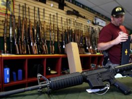 Armas Un 30 % de los estadounidenses afirma tener armas, y de ellos casi un 20 % pertenece a la Asociación Nacional del Rifle
