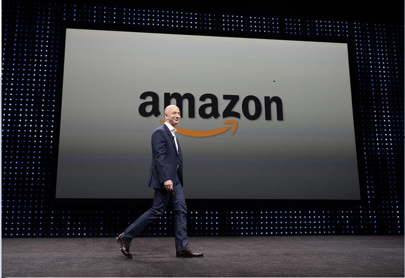 Clientes asisten a la nueva librer&iacute;a f&iacute;sica abierta por la compa&ntilde;&iacute;a Amazon en Nueva York.