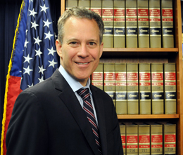 Eric Schneiderman, se unió hoy a otros catorce fiscales generales de Estados Unidos en una acción legal para proteger a las llamadas "ciudades santuario" de los recortes federales. (foto archivo)