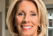 ESCUELAS CHARTER algunas muy buenas, ¿pero deben surgir a costa de desaparecer las escuelas públicas? A Betsy De Vos, secretaria de Educación, no le preocupa.