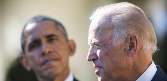 El vicepresidente Joseph Biden (d), anuncia junto al presidente, Barack Obama (i), que no aspira a la candidatura presidencial demócrata para las elecciones de 2016.