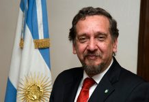 Lino Barañao sobre las ciencias y la tecnología en Argentina Panorámica de la reunión de la Red RAICES (Red de Científicos e Investigadores Argentinos en el Exterior) con la participación del Ministro de Ciencia, Tecnología e Innovación Productiva de Argentina, Ing. Lino Barañao, realizada en el Consulado General de Argentina en Nueva York.