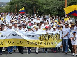 El líder de la Aso. de Venezolanos Perseguidos Políticos en el Exilio Veppex, José Antonio Colina, censuró el “atropello y la humillación” a la que han sido sometidos los hermanos colombianos, que han tenido que abandonar Venezuela y calificó de “corrupto” al régimen de Maduro.