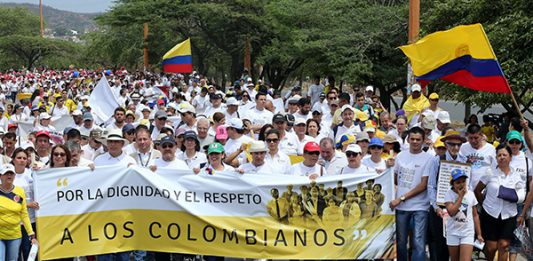 El líder de la Aso. de Venezolanos Perseguidos Políticos en el Exilio Veppex, José Antonio Colina, censuró el “atropello y la humillación” a la que han sido sometidos los hermanos colombianos, que han tenido que abandonar Venezuela y calificó de “corrupto” al régimen de Maduro.