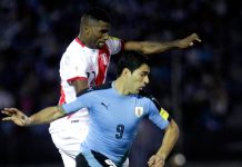 El jugador de Uruguay Luis Suárez (d) disputa el balón con Carlos Ascuez (i) de Perú en un partido contra Perú por las eliminatorias suramericanas para Rusia 2018 en el estadio Centenario de Montevideo, Uruguay.