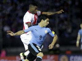 Paraguay y Bolivia se alejan mientras que Colombia rival más duro que tuvo Argentina en casa El jugador de Uruguay Luis Suárez (d) disputa el balón con Carlos Ascuez (i) de Perú en un partido contra Perú por las eliminatorias suramericanas para Rusia 2018 en el estadio Centenario de Montevideo, Uruguay.