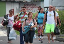 Centenares de exiliados cubanos condenan en Miami la "traición" de Obama Centenares de exiliados cubanos se volcaron al barrio de la Pequeña Habana, en Miami, y con cánticos y carteles por una "Cuba libre" rechazaron la histórica visita del presidente de EE.UU., Barack Obama a Cuba, a la que calificaron de "traición".