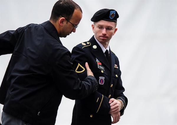 Fotografía de archivo del 10 de junio de 2013 del entonces soldado Bradley Manning (d), quien es ahora la exsoldado Chelsea Manning y quien en 2010 filtró un número récord de documentos secretos a WikiLeaks mientras era analista de inteligencia militar.