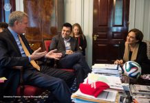 Bill de Blasio (i), quien habla con la alcaldesa de Barcelona, Ada Colau (d), durante su primera visita oficial a EE.UU., en el ayuntamiento de la ciudad en Nueva York. (Foto Alcaldía de Nueva York/Demetrius Freeman)