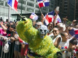 Dominicanos celebran su tradicional desfile con abucheos para el alcalde de NY Se vieron diablos cojuelos y lechones, con sus brillantes vestimentas multicolor, y robalagallina.