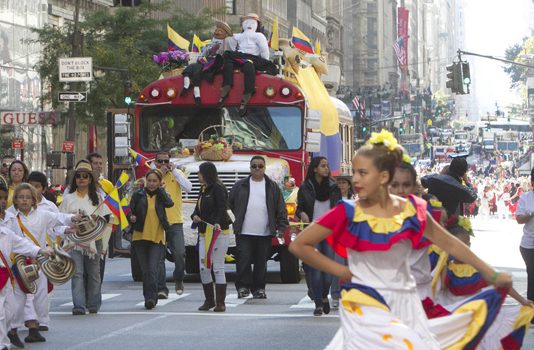 Los Mejores Festivales y Desfiles Hispanos en La Ciudad de Nueva York La comunidad latina en Nueva York llevó sus bailes, música y tradiciones a la famosa Quinta Avenida de Nueva York para celebrar con orgullo, una vez más, el tradicional Desfile de la Hispanidad.