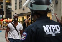 Personas protestan contra los recientes actos violentos en contra de la población afroamericana.