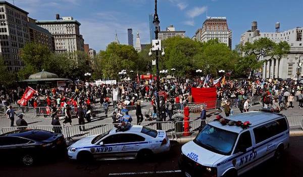 Cientos de manifestantes se congregan en la Plaza Union en el Día Internacional del Trabajo hoy, lunes 1 de mayo de 2107, en Nueva York.