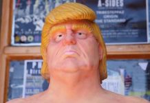 Retiran una estatua de Donald Trump desnudo
