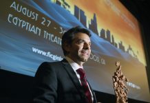Eugenio Derbez hizo un llamado urgente a destacar el trabajo duro y los valores de los hispanos en Estados Unidos.