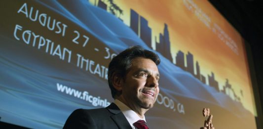 Eugenio Derbez hizo un llamado urgente a destacar el trabajo duro y los valores de los hispanos en Estados Unidos.