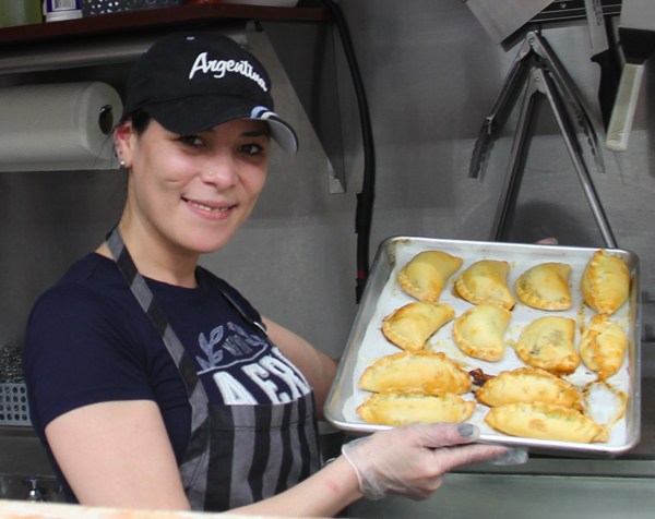 Jaqueline Fantuchi, con mucho orgullo muestras las empanadas calientitas, recién salidas del horno en su Deli Argentino y nos indica que las preparan de carne, pollo, espinaca, atún, jamón y queso, para todos los gustos, “con mucho cariño argentino”.