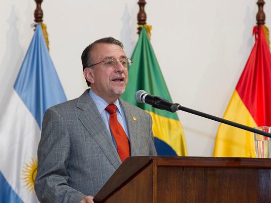 BILL BRATTON, comisionado de Policía de Nueva York, se marchó abruptamente el martes y se supo que trabajará para empresa con lazos con Hillary Clinton.