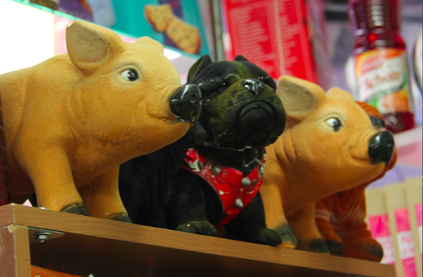 Alcancías en forma de cerditos y perritos, que como explica, son típicas en las ferias populares, son elaboradas en Puebla y son parte de las innumerables artesanías populares.