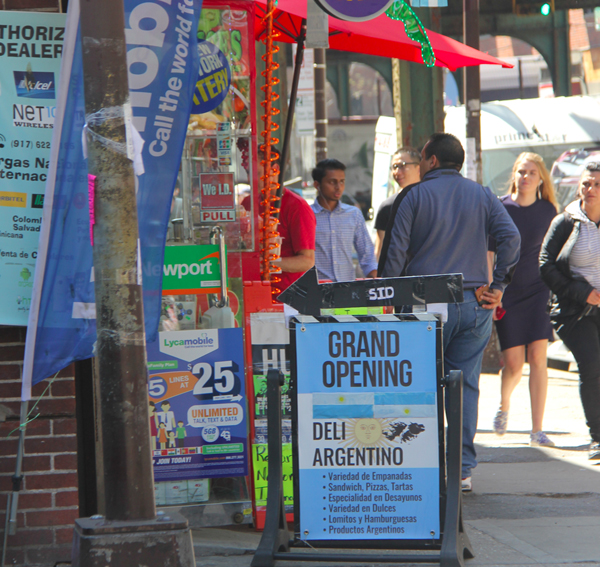 En medio de la acuarela cultural de Jackson Heights, el Deli Argentino, abierto los siete días de la semana de 9AM a 9PM, levanta la bandera para enriquecer una zona donde crece con mayor fuerza que nunca la presencia de los latinos.