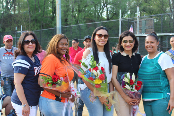 La esposa de Gary, Sahara, junto a Zulema Wiscovicth y Thania Salazar, recibieron ramilletes de flores que entregaron Emily Rufino y Peggy Guzmán (en los extremos).