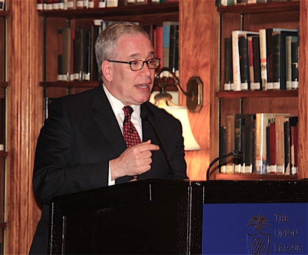 El Contralor de la Ciudad de Nueva York, Hon. Scott Stringer recalc&oacute; no solo sus estrechos v&iacute;nculos con la comunidad latina, recordando su infancia y juventud en Washington Heights, as&iacute; como de su familia latina, adem&aacute;s resalt&oacute; los aportes de Impacto como parte de la prensa independiente y profesional de la Ciudad.