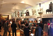 Familiares, amigos y trabajadores recuerdan a Oscar de la Renta Con orgullo para la comunidad mexicana, la promoción de la muestra del artista colonial Cristóbal de Villalpando se muestra en la fachada del mundialmente famoso Museo de Arte Metropolitano de la Quinta Ave. otra muestra de la presencia de los hispanos en la capital del mundo.