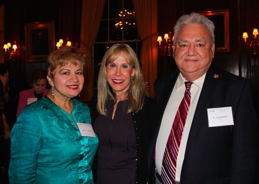 Macanuda celebración de vinos argentinos en Nueva York Durante el coctel VIP previo al simposio, el lente captó Linda McMahon, Principal de la Administración de Pequeños Negocios del gobierno federal (SBA) y la anfitriona del simposio, Gail Carrillo Smith, Presidente y CEO de Impacto Latino.