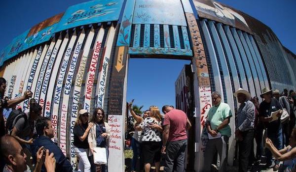 Miembros de una familia se abrazan hoy, domingo 30 de abril de 2017, en la frontera de Tijuana (México) y San Diego (California).