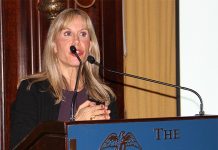 SIMPOSIO ANUAL DE IMPACTO El panel conformado por prestigiosos especialistas del tema de sustentabilidad incluyó a representantes de empresas organizaciones líder a nivel mundial y fue moderado por Gail Smith, Presidente de Impacto Latino, empresa periodística que anualmente presenta los temas de mayor vigencia para la comunidad. En la gráfica consta el panel principal y la moderadora, De Izq. a Der. Gail Carrillo Smith, Presidente y Directora Administrativa de Impacto Latino; Keith Sutter, Director de Sostenibilidad de Johnson & Johnson; Justine Baluke, Director Ejecutivo de la Iniciativa de Valor Compartido; Carrie Majeske, Directora Asociada de Integración Global de Sostenibilidad de Ford Motor Company; Norma Abbene, Presidente y CEO de Abbene