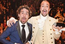 El actor puertorriqueño Lin Manuel Miranda conquistó su segundo Grammy al ganar en la categoría de Mejor álbum musical de teatro por el disco de la pieza “Hamilton”, aquí junto al director musical, Alex Lacamoire.