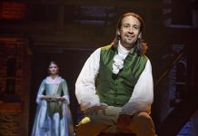 Luis Manuel Miranda trae la historia de la vida de Alexander Hamilton, uno de los padres fundadores de EE.UU, al presente a través del hip-hop, un género que nació en el sur de El Bronx y que no es nuevo en Broadway, pero que ha sido clave en la forma en que el puertorriqueño cuenta la vida de Hamilton.  