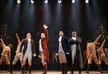 Hamilton, en el que solo participan actores afroamericanos y latinos "porque refleja lo que es nuestra nación", según el dramaturgo, ha logrado tal conexión con el público, que se ha volcado con salas llenas desde su debut "off Broadway" a finales del pasado enero.  