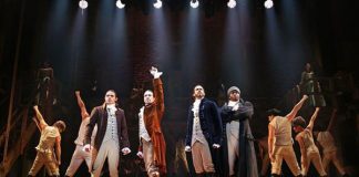 Lin Manuel Miranda revoluciona Broadway con "Hamilton" Hamilton, en el que solo participan actores afroamericanos y latinos "porque refleja lo que es nuestra nación", según el dramaturgo, ha logrado tal conexión con el público, que se ha volcado con salas llenas desde su debut "off Broadway" a finales del pasado enero.