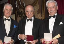 De izquierda a derecha, el duque de Alba, Carlos Fitz James-Stuart, el presidente del BBVA, Francisco González, y el premio Nobel de Literatura, Mario Vargas Llosas, posan tras recibir la medalla Sorolla con que la Hispanic Society of America distingue a quienes contribuyen a difundir la cultura y el arte en el ámbito hispano.