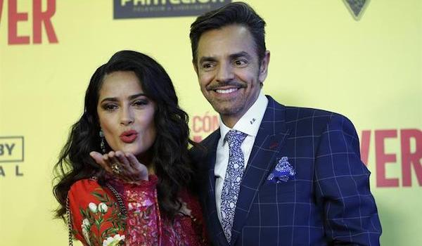 Los actores mexicanos Salma Hayek (i) y Eugenio Derbez (d) asisten hoy, miércoles 3 de mayo de 2017, a la presentación de la película "Cómo ser un Latin Lover", presentada en el Teatro Metropólitan de Ciudad de México (México).
