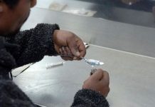 La heroína alcanzó su punto álgido en la década de 1970 y 1980, pero ahora, entre 2007 y 2013, el número de muertes por sobredosis se ha casi cuadruplicado debido, en parte, a la creciente adicción a los analgésicos contra el dolor como OxyContin o Vicodin.