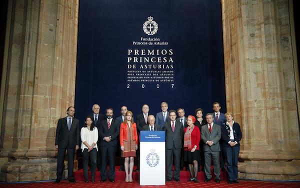 El presidente del jurado del Premio Princesa de Asturias de Cooperaci&oacute;n Internacional 2017, Marcelino Oreja Aguirre (c), durante la lectura del fallo del jurado que otorga el galard&oacute;n de esta edici&oacute;n a la La Hispanic Society of America (HSA), una entidad cultural con sede en Nueva York con m&aacute;s de un siglo de historia y que alberga la mayor colecci&oacute;n de arte hispano fuera de Espa&ntilde;a. 