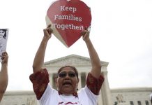 Decenas de personas sostienen carteles con los rostros de los inmigrantes afectados por los programas de Acción Diferida para Responsabilidad de los Padres (DAPA) y de Acción Diferida (DACA) durante una manifestación celebrada frente al Tribunal Supremo en Washington, Estados Unidos, hoy, 18 de abril de 2016. El Tribunal Supremo examinará hoy si el presidente Barack Obama proclamó de forma legal sus medidas migratorias para frenar la deportación de cinco millones de indocumentados o si, por el contrario, se excedió en su poder, como sostiene la oposición republicana.