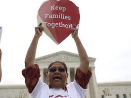 Decenas de personas sostienen carteles con los rostros de los inmigrantes afectados por los programas de Acción Diferida para Responsabilidad de los Padres (DAPA) y de Acción Diferida (DACA) durante una manifestación celebrada frente al Tribunal Supremo en Washington, Estados Unidos, hoy, 18 de abril de 2016. El Tribunal Supremo examinará hoy si el presidente Barack Obama proclamó de forma legal sus medidas migratorias para frenar la deportación de cinco millones de indocumentados o si, por el contrario, se excedió en su poder, como sostiene la oposición republicana.