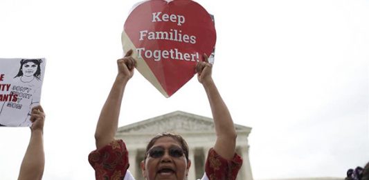Decenas de personas sostienen carteles con los rostros de los inmigrantes afectados por los programas de Acción Diferida para Responsabilidad de los Padres (DAPA) y de Acción Diferida (DACA) durante una manifestación celebrada frente al Tribunal Supremo en Washington, Estados Unidos, hoy, 18 de abril de 2016. El Tribunal Supremo examinará hoy si el presidente Barack Obama proclamó de forma legal sus medidas migratorias para frenar la deportación de cinco millones de indocumentados o si, por el contrario, se excedió en su poder, como sostiene la oposición republicana.