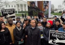 Indocumentado avisa de la muerte de 54 compañeros mientras viajaban a Italia El congresista demócrata por Illinois, Luis Gutiérrez (c), pronuncia un discurso durante una manifestación organizada para reclamar la protección de los inmigrantes amenazados de deportación, en la Avenida Pensilvania, frente a la Casa Blanca, Washington.