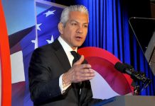 JAVIER PALOMAREZ ¿RENUNCIA TARDIA? Ya era tiempo que la llamada Cámara de Comercio Hispana de los Estados Unidos de América, presidida por él, tuviera el decoro, la sensibilidad y tino de decirle ¡basta! a la administración Trump.