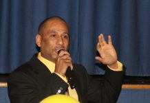 Eladio Hiraldo, vicepresidente de la comisión presidencial del PQDC, y enlace de las seccionales en Estados Unidos, (centro), levanta las manos a los candidatos a diputados en ultramar de la circunscripción #1 en Estados Unidos, José Polanco, (izq.), y Miguel Angel Díaz.