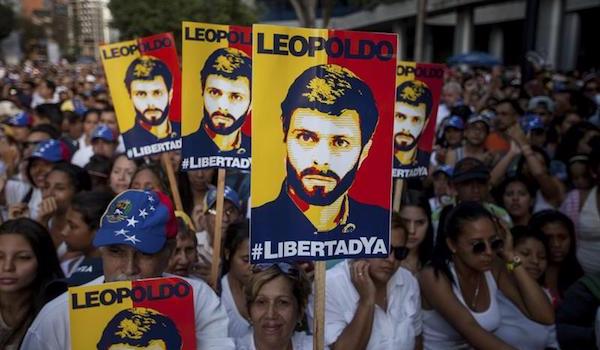 Manifestantes sostienen carteles con la imagen del l&iacute;der opositor venezolano Leopoldo L&oacute;pez.